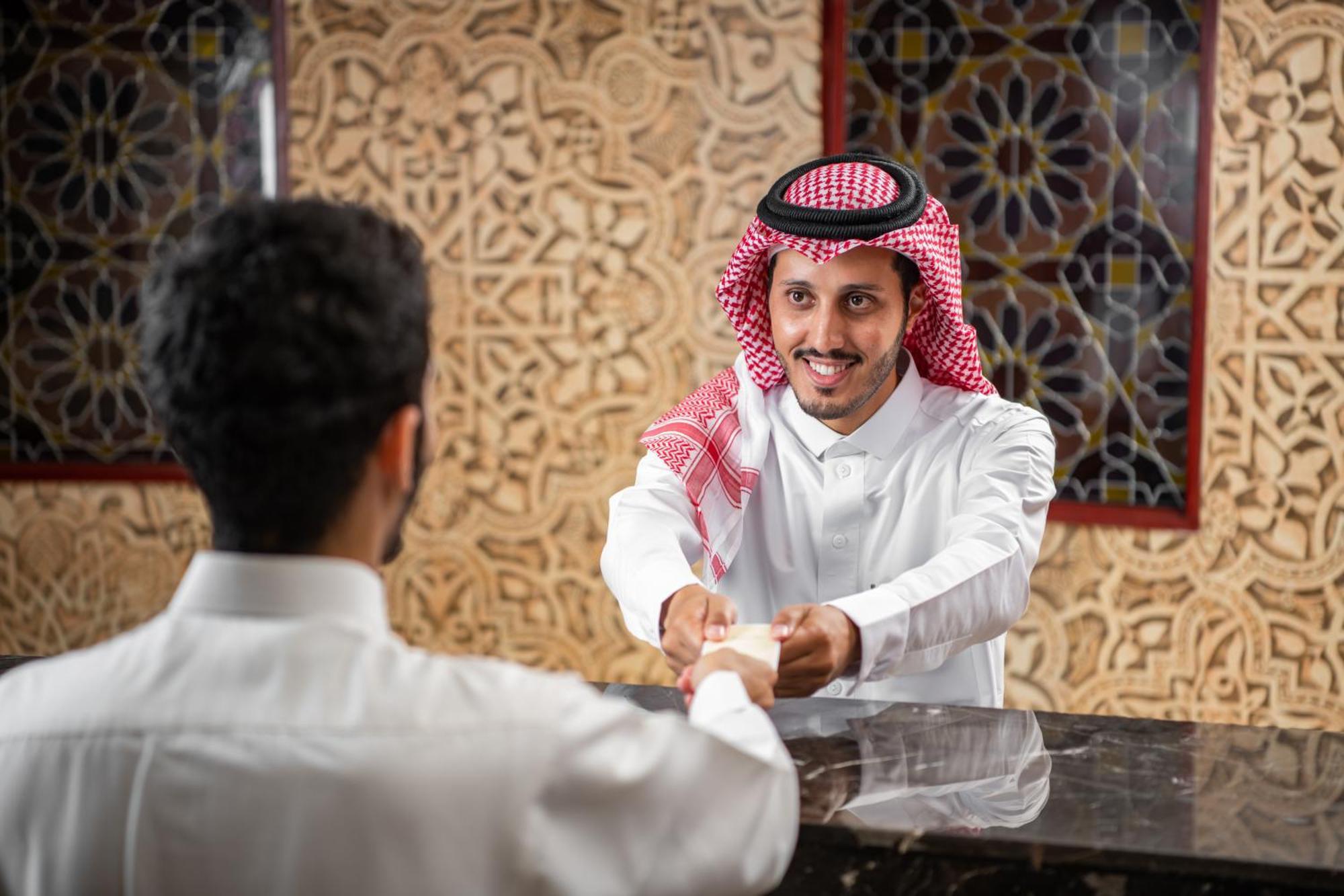 阿尔硕哈达酒店 Mecca 外观 照片 Arab men greeting each other